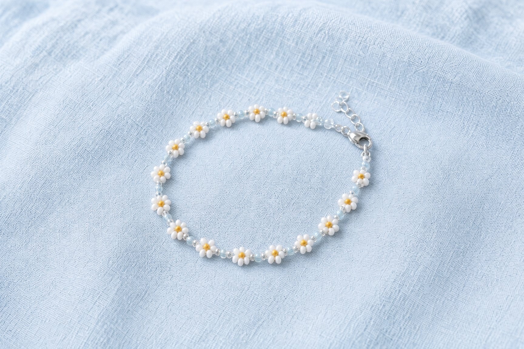 Bracciale Daisy: margherite di perline su lino ghiaccio