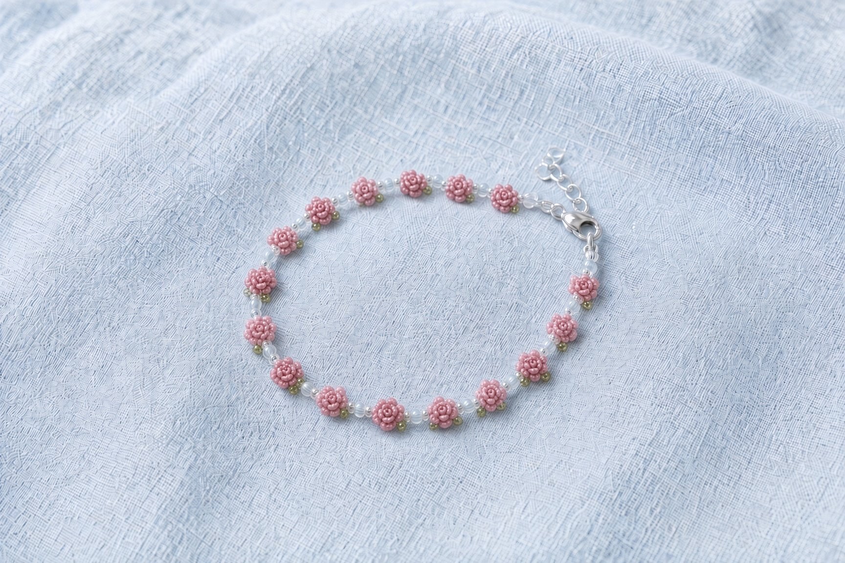 Bracciale Rose: rose di perline su lino ghiaccio